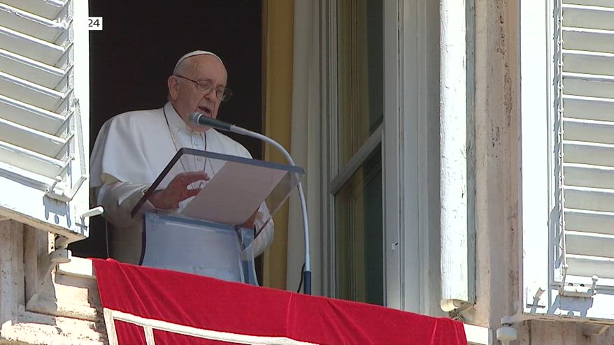 Papa, ancora un naufragio: