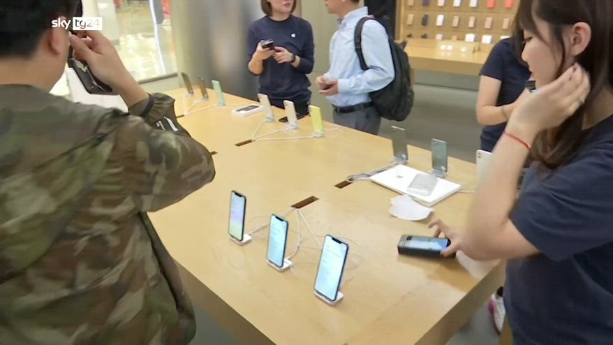 Apple, Cina vieta I-Phone ai dipendenti pubblici, titolo crolla