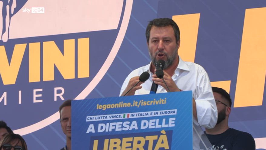 Migranti, Salvini da Pontida: "Usare ogni mezzo per bloccare l'invasione"