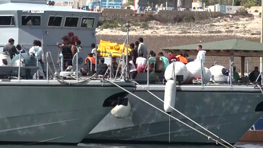 Lampedusa, trasferimenti fermi e l'hotspot torna a riempirsi
