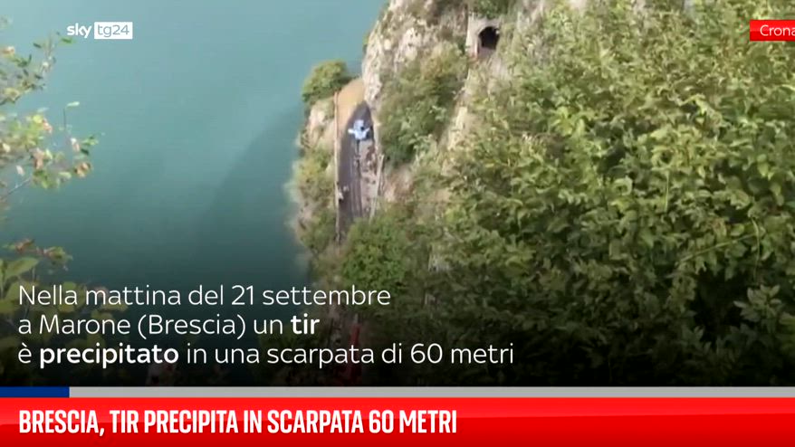 Brescia, tir precipita in scarpata 60 metri