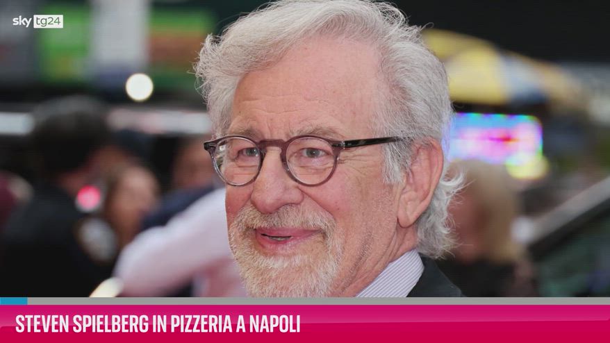 VIDEO Spielberg a Napoli, pizza da Michele al centro storic