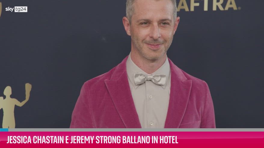 VIDEO Jessica Chastain e Jeremy Strong ballano in hotel