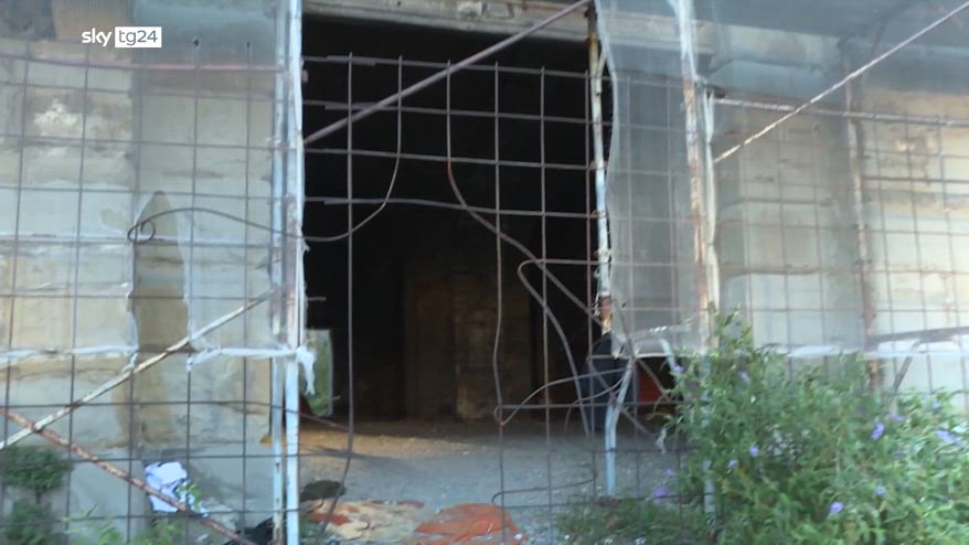 Trieste, sistema accoglienza in tilt, nei silos accampati richiedenti asilo