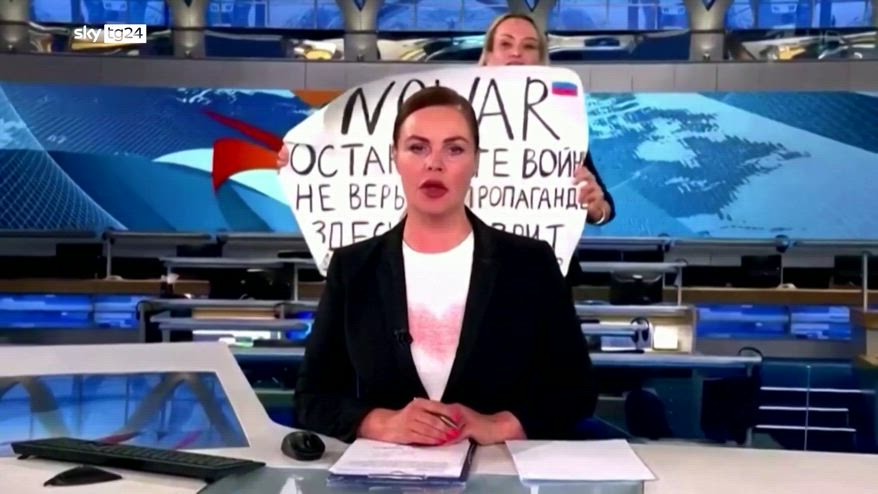 Guerra in Ucraina, otto anni e mezzo a giornalista Ovsyannikova per irruzione nel tg