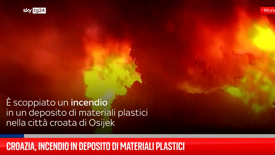 Croazia, incendio in deposito di materiali plastici