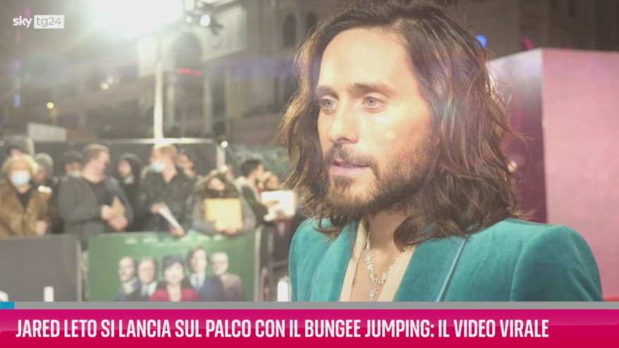 VIDEO Jared Leto si lancia sul palco con il bungee jumping