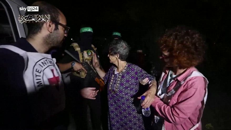 L'ostaggio dice 'Shalom' a esponente Hamas