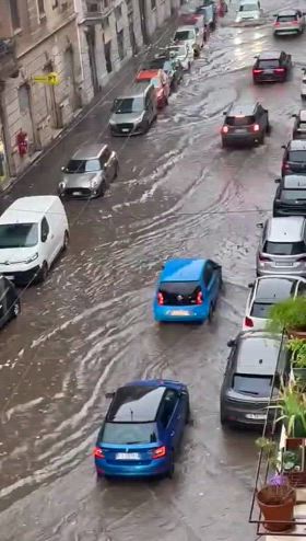 Nubifragio a Milano, il traffico nel quartiere Isola