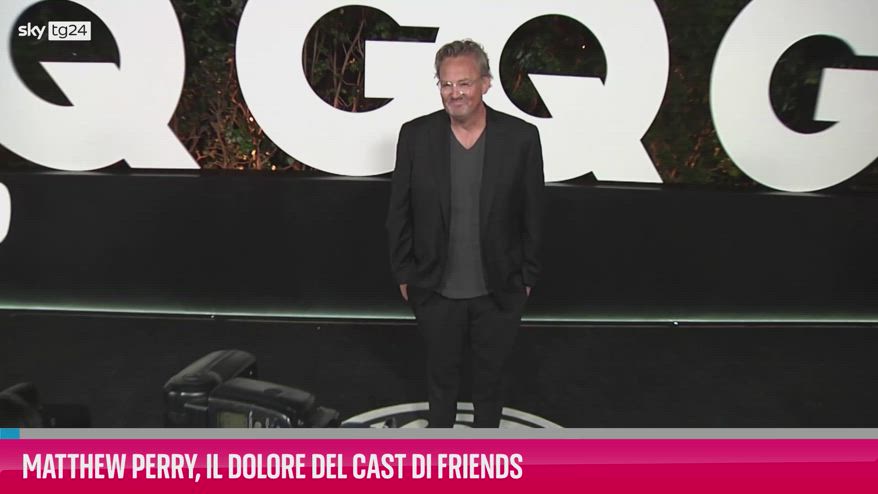VIDEO Matthew Perry, il dolore del cast di Friends