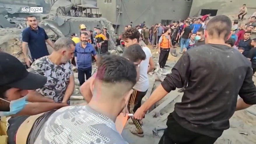 Guerra Medio Oriente, a Gaza si scava tra le macerie del campo profughi