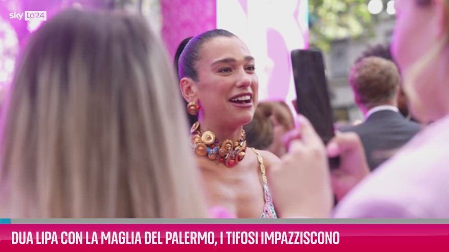 VIDEO Dua Lipa con la maglia del Palermo