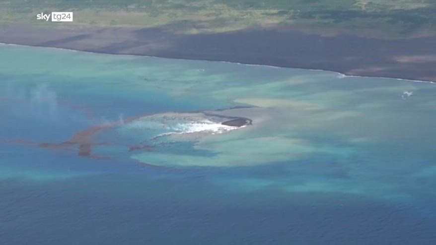 Giappone, eruzione vulcanica sottomarina crea nuova isola