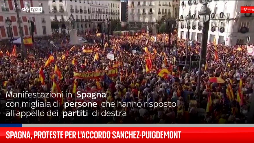 Spagna, proteste per l'accordo Sanchez-Puigdemont