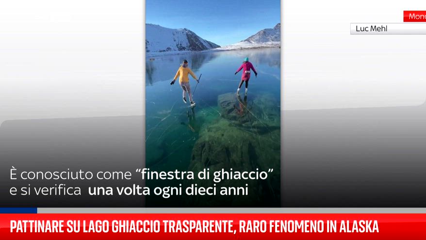 Pattinare su lago di ghiaccio trasparente in Alaska