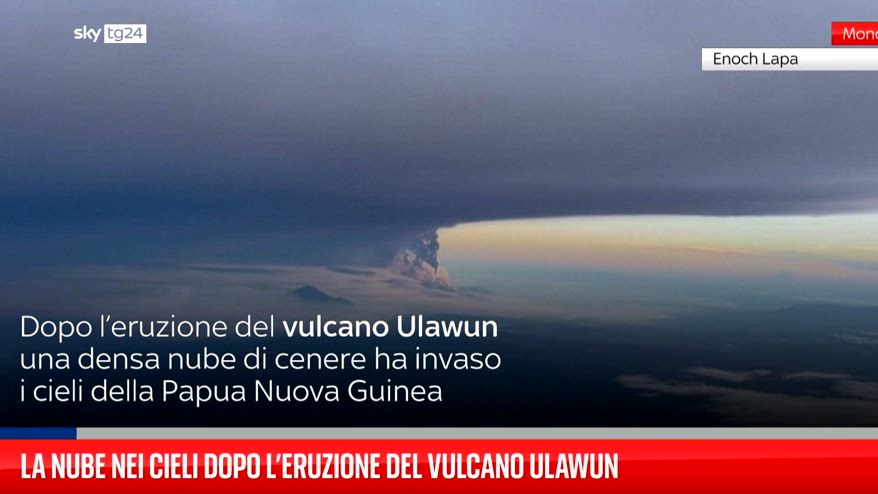 La nube nei cieli dopo l'eruzione del vulcano Ulawun