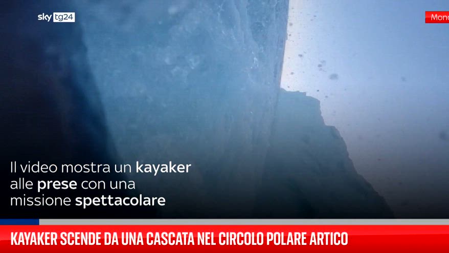 Kayaker scende da una cascata di ghiaccio nel circolo polare artico