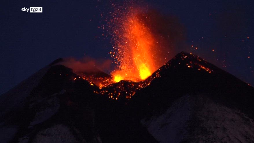 Spettacolare eruzione dell'Etna, lava e lapilli dal cratere di sud est