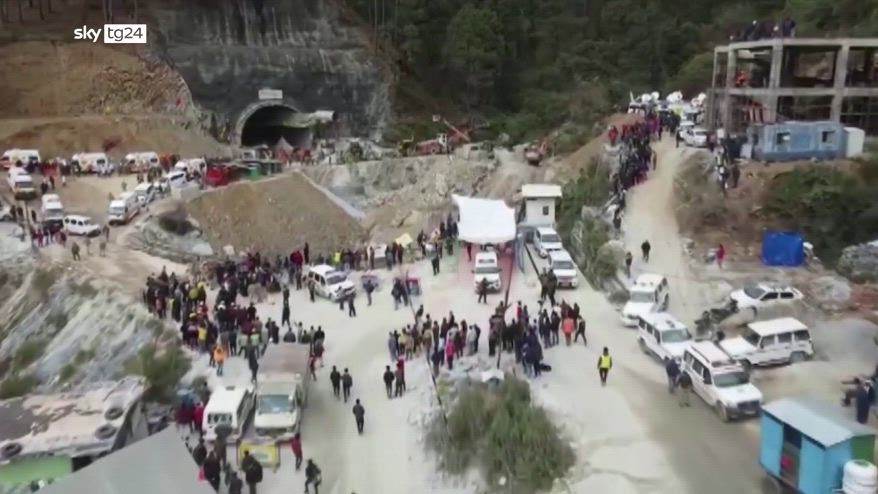 India, salvati i 41 operai intrappolati nel tunnel per 17 giorni