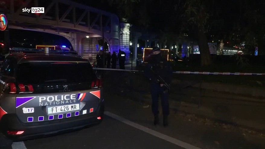 Parigi, uomo contro i passanti al grido di ?Allah Akbar?: un morto e due feriti