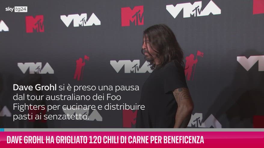 VIDEO Dave Grohl: grigliati 120 kg di carne per beneficenza