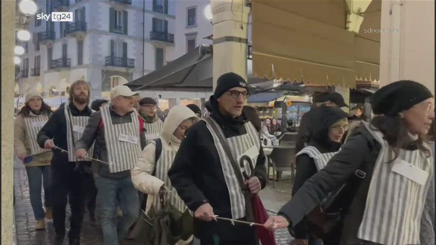 Novara, sdegno per no Green pass che sfilano come deportati