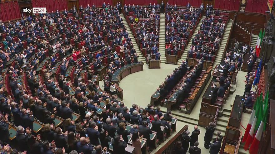 Mattarella, la standing ovation della politica
