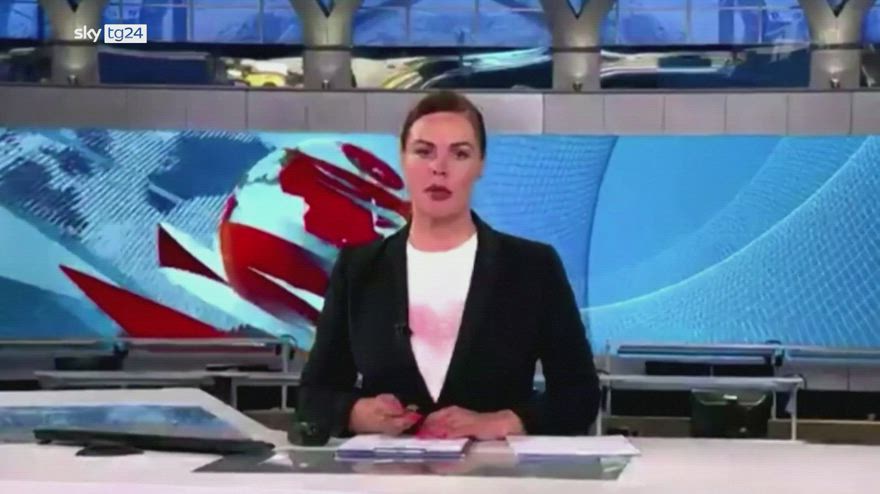 Russia, donna in tv mostra cartello contro guerra in Ucraina