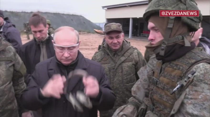 Tv Russa Mostra Putin Mentre Spara Con Un Fucile Da Cecchino Video Sky