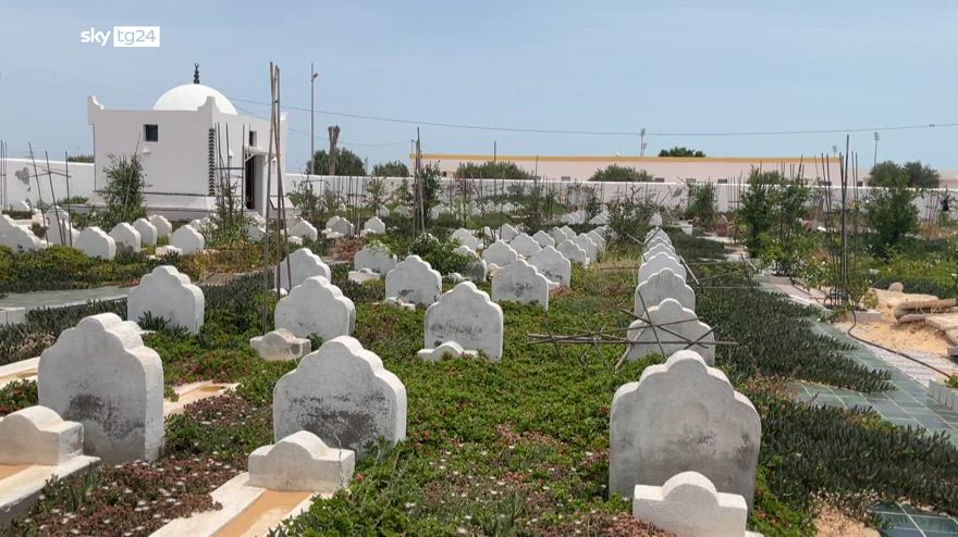 Zarzis, tra le tombe senza nome del cimitero dei migranti