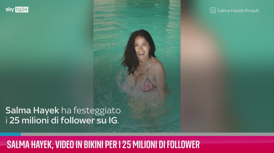VIDEO Salma Hayek, clip in bikini per i 25 milioni di fan