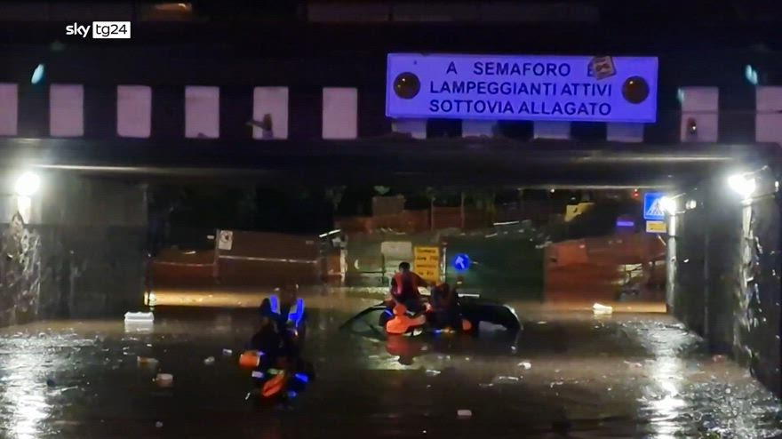 Maltempo a Genova, strade allagate e disagi