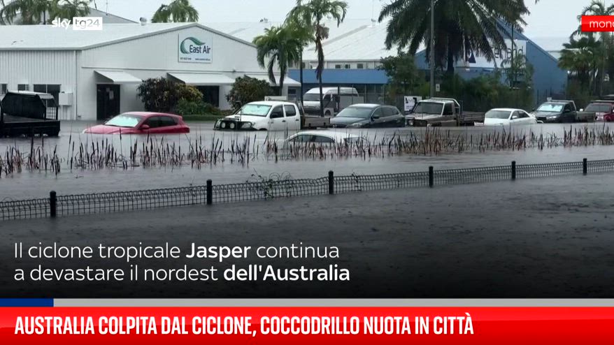 Australia colpita dal ciclone, coccodrillo nuota in città
