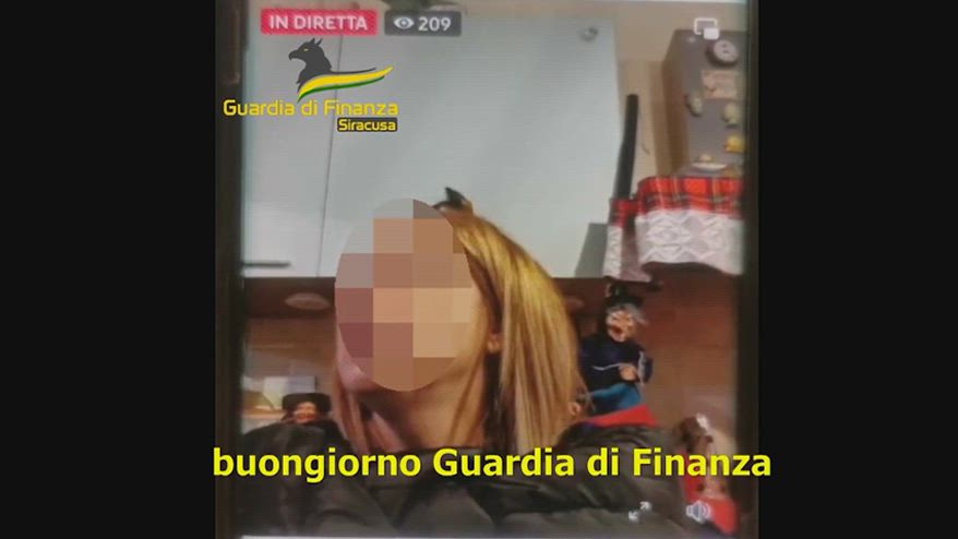 Vendevano capi firmati online, blitz Gdf durante una diretta