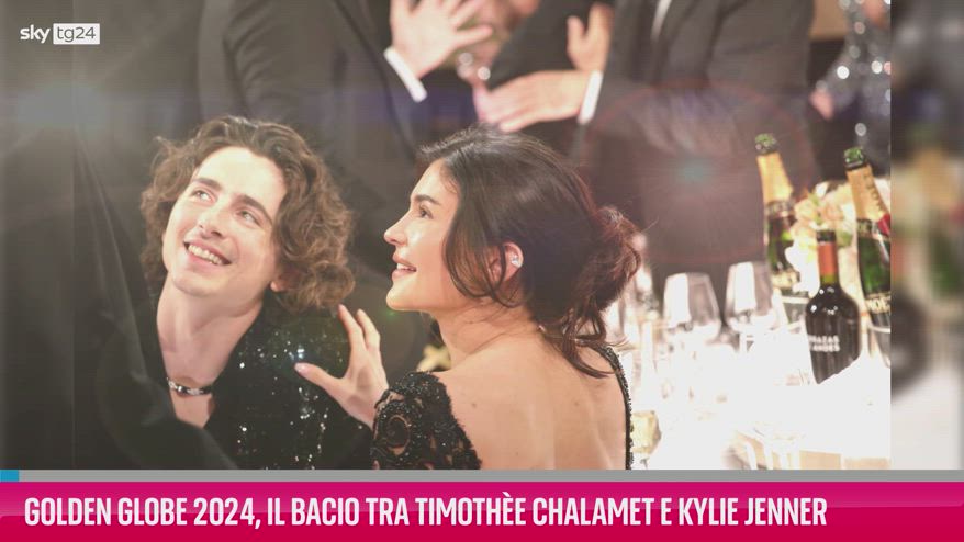 VIDEO Golden Globe 2024, il bacio tra Timothée e Kylie