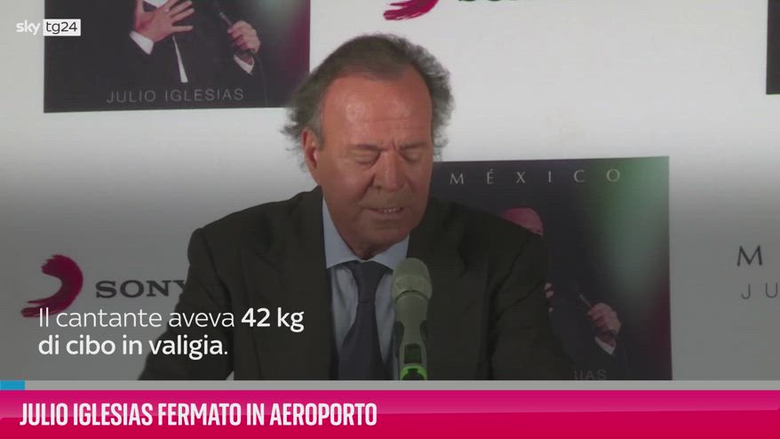 VIDEO Julio Iglesias fermato in aeroporto con 42 kg di cibo