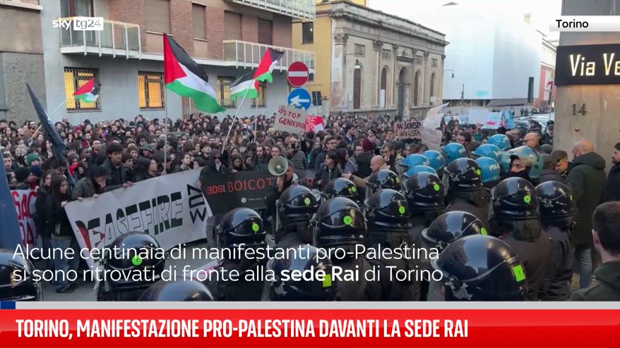 Presidio pro Palestina davanti alla Rai a Torino