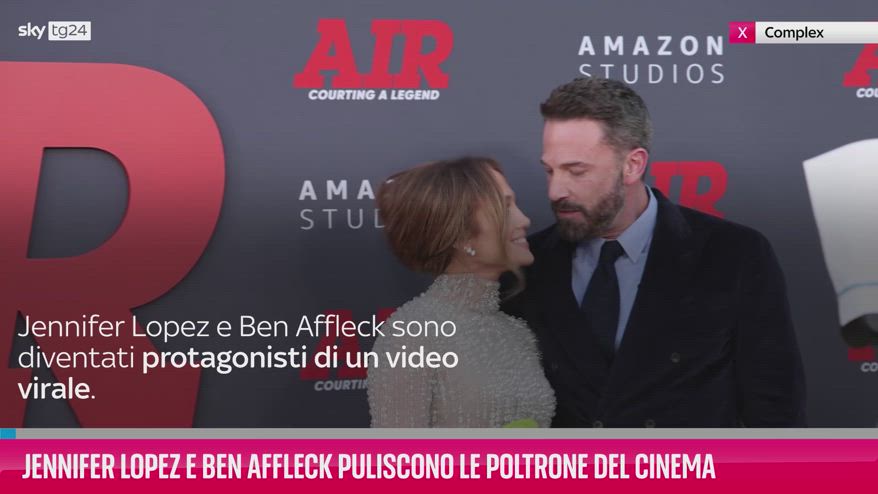 VIDEO Lopez e Affleck puliscono le poltrone del cinema