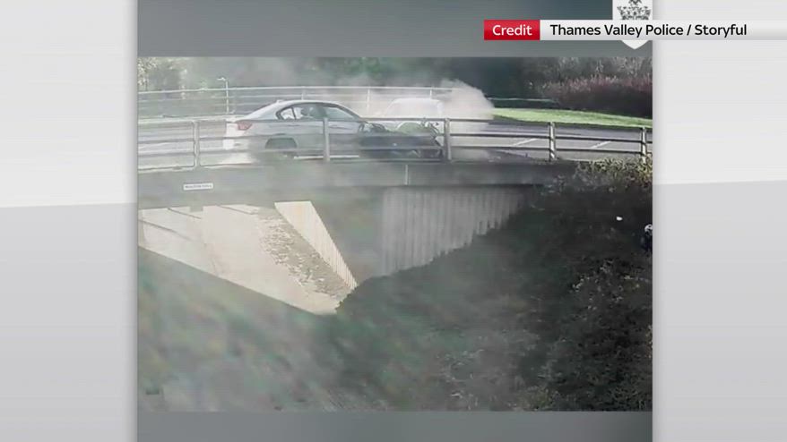 UK, motociclista vola giù dal ponte dopo scontro violento