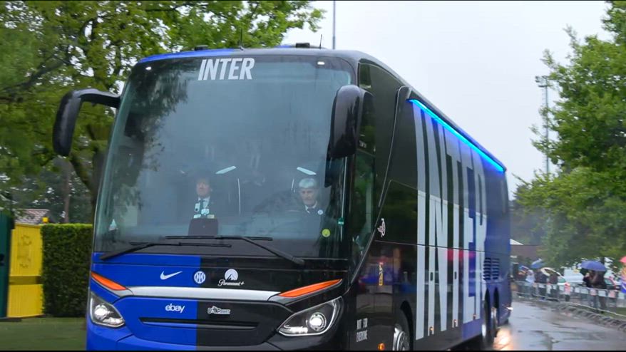 Inter, il pullman della squadra verso San Siro per il derby