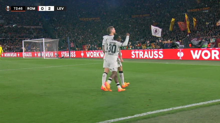 Roma-Bayer, il gol del 2-0 di Andrich. Poi scoppia la rissa
