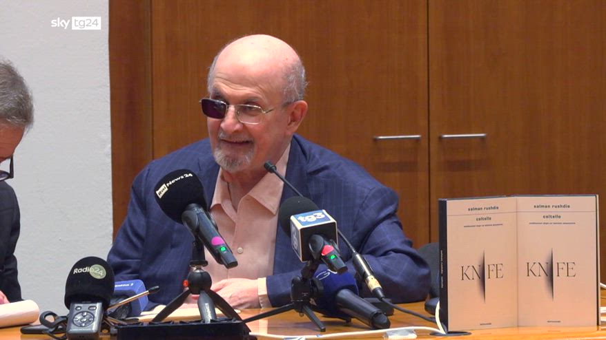 Salman Rushdie a Meloni: “Le consiglio di essere meno infantile