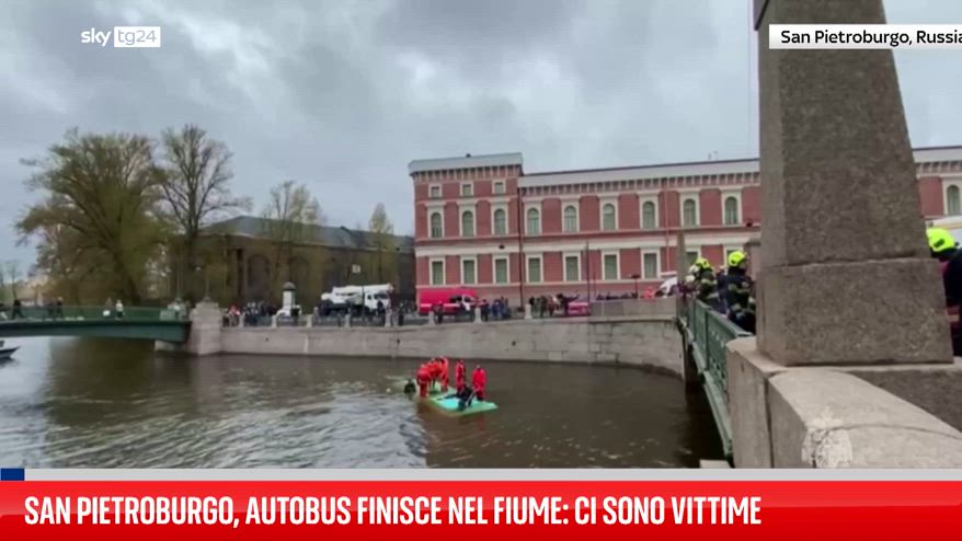 Autobus finisce nel fiume a San Pietroburgo