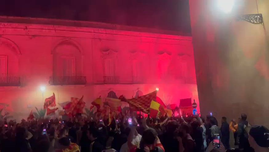 Lecce, tifosi in piazza: si festeggia la salvezza