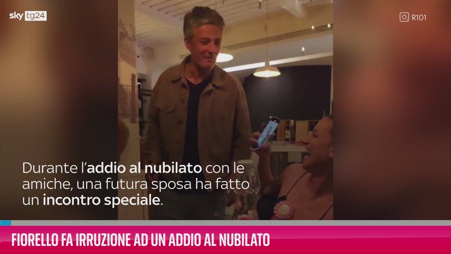 VIDEO Fiorello fa irruzione ad un addio al nubilato