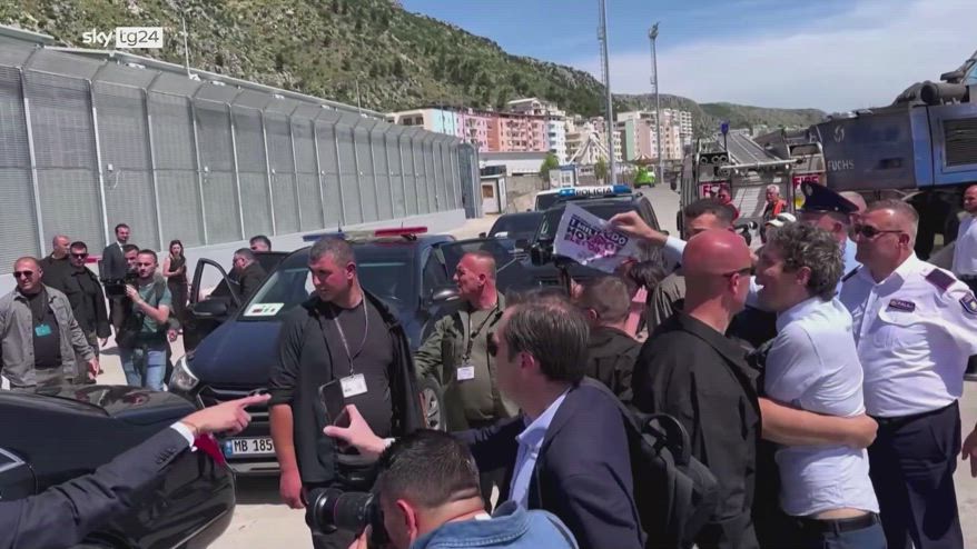 Magi contesta Meloni in Albania, strattonato dalla sicurezza