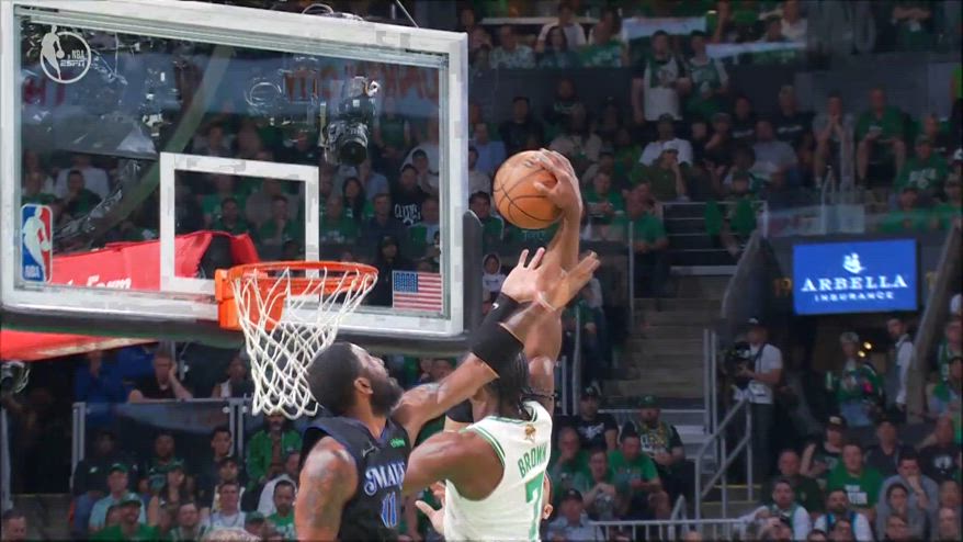 NBA Finals, la schiacciata di Jaylen Brown lancia Boston | Video Sky