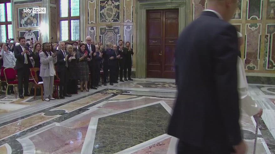 Papa Francesco Ha Incontrato I Comici In Vaticano Video Sky