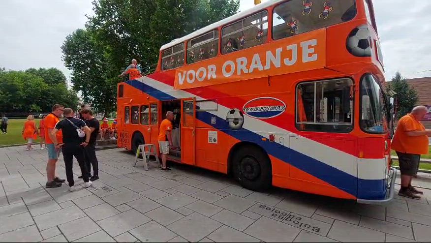 Pullman di olandesi in giro per Lipsia: oggi c'è la Francia