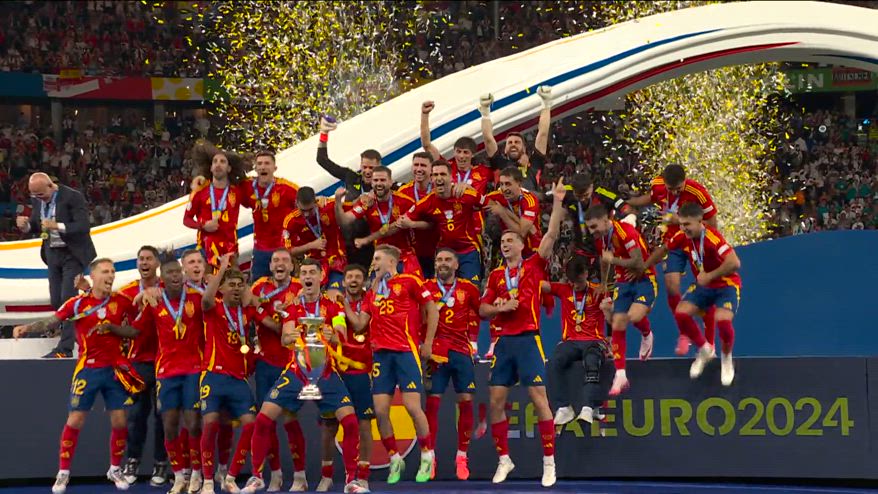 Euro 2024, la Spagna alza la coppa al cielo